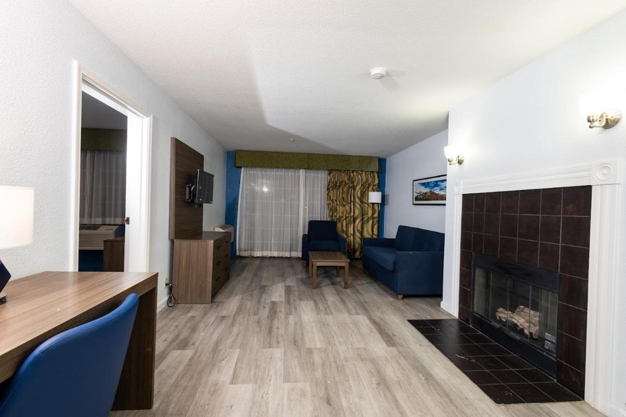 Quality Inn & Suites Tulare Dış mekan fotoğraf